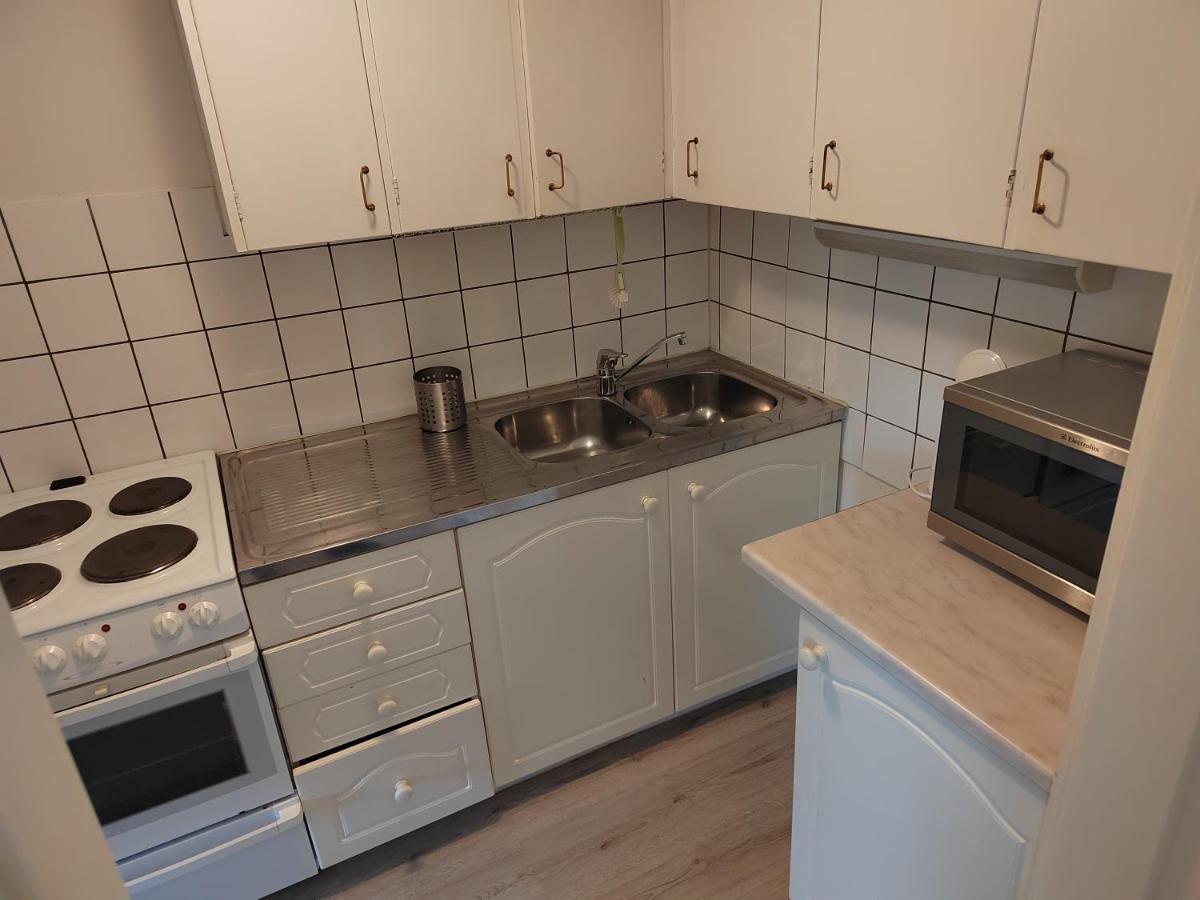 Kalle'S Unluxury Guest House Aircon 15Min City Center By Train Helsinki Room photo